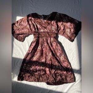 An absolutely gorgeous bell sleeve vintage paisley dress| size small| burgundy|